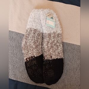 Muk Luks NWT Fuzzy Shea Butter Infused Winter Nonskid Socks L/XL